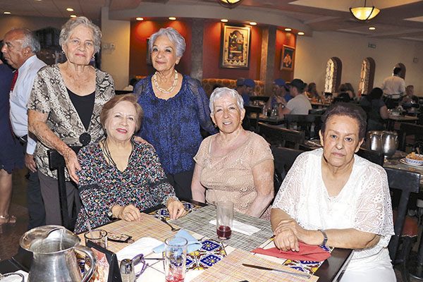 Rodeada de sus entrañables amigas se captó a la festejada.