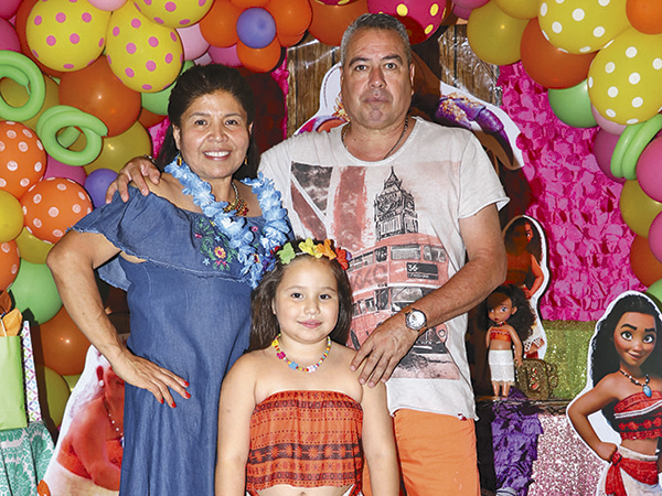 La pequeña en compañía de sus papás.
