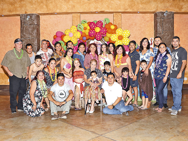 Familiares que asistieron para felicitar a Leilani.