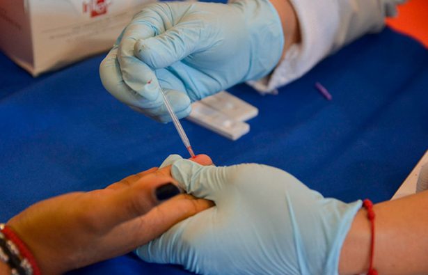 Realizan pruebas rápidas para detectar VIH en plazas comerciales Realizan pruebas rápidas para detectar VIH en plazas comerciales