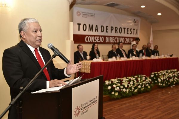 Toma protesta nuevo líder del Colegio de Contadores