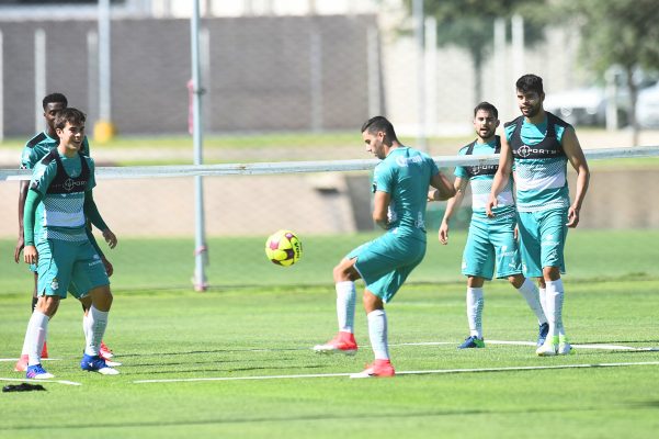 Aficionados de Jaguares invaden la cancha