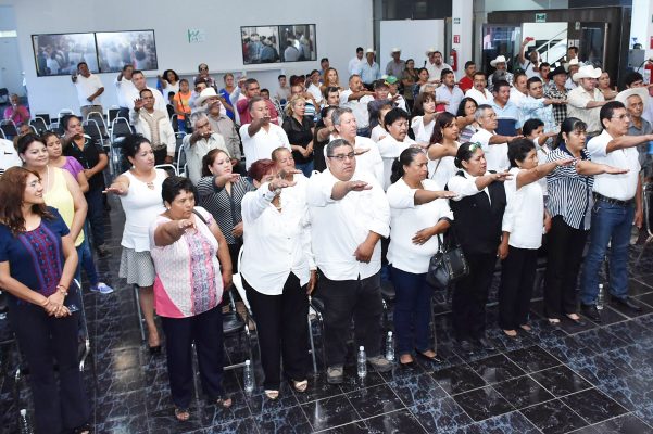 Los 121 jefes de cuartel y un concejal de la Villa Gregorio A. García, rindieron protesta ante el secretario del Ayuntamiento, Ángel Francisco Rey Guevara.