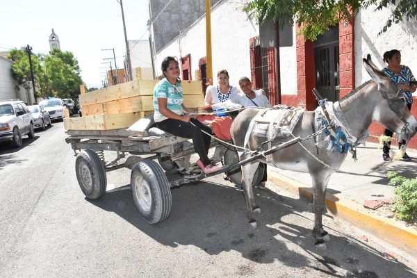 Refrendando su compromiso de trabajar por los más necesitados, la presidenta municipal, María Luisa González Achem, entregó diferentes apoyos en respuesta a solicitudes que fueron realizadas ante el despacho de la alcaldía.