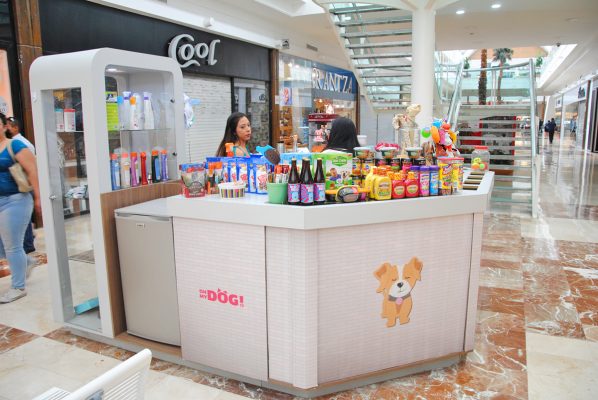 Una tienda de productos para los canes, 100 por ciento lagunera, abrió hace tres años, desde el 2016 comenzó a comercializar esta bebida, la cual ha tenido un gran éxito.
