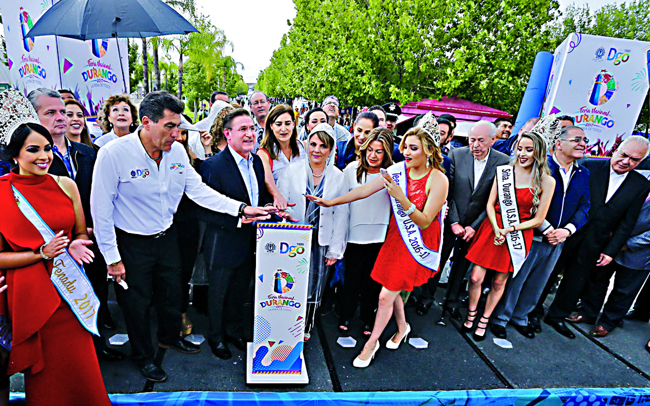 El gobernador José Rosas Aispuro Torres, acompañado de su esposa Elvira Barrantes e invitados especiales, dio por inaugurada la Feria Nacional Durango 2017.