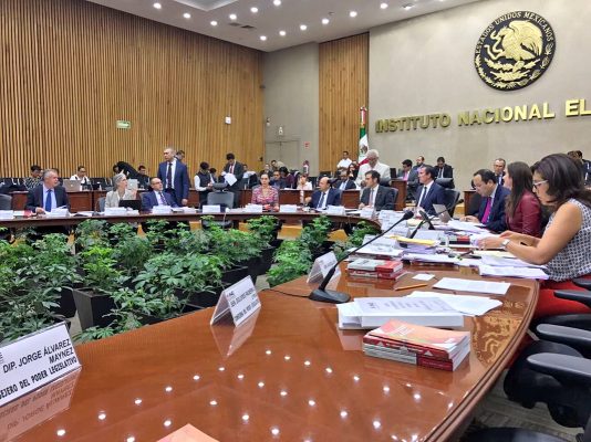 El Caso Coahuila queda en suspenso hasta el próximo lunes, luego de que el Consejo General del INE declaró un receso en su reunión extraordinaria iniciada hoy viernes.