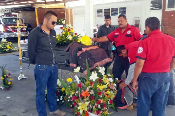 Muere bombero prensado por tráiler