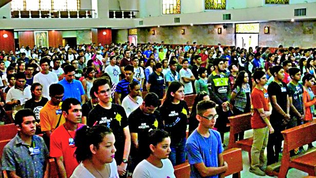 Cerca de 600 jóvenes de la Provincia Durango tomaron parte en la misa de arranque de la Avanzada Con Cristo 2017.}