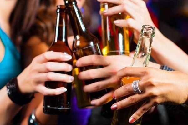 Según datos del OMS, el número de adolescentes dependientes del alcohol se incrementó de 2.1 a 4.1 por cuento.