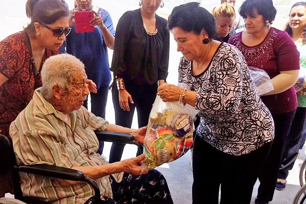 Doña Vilma Ale de Herrera se ha unido al trabajo del Ayuntamiento gomezpalatino, ayudando a grupos vulnerables y gente sumida en la pobreza.