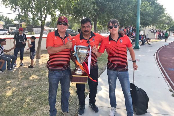 Esta es la copa obtenida por el conjunto de El Calor, la sostienen Esteban y Timothy Tolman así como el director técnico del equipo, Ricardo López.