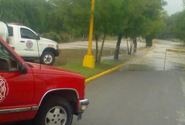 Sin lluvias, solo con escurrimientos de los cerros, se inunda esta zona, en donde se forman fuertes corrientes.