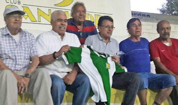 Mostrando la playera del legendario equipo de la Ola Verde y acompañado de ex compañeros como Miguel Ángel Perea, Rubén Avitia “Charro”, Ricardo “Matracón” Luna, Basilio Amezcua, Carlos Ibarra y Fernando Romero.