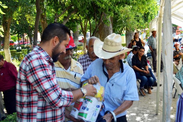 Con motivo del mes del adulto mayor, el DIF local ofreció una feria de servicios a favor de las personas de la tercera edad.