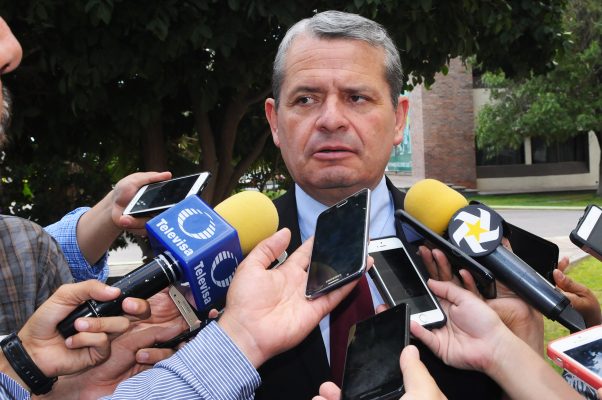 El secretario de Turismo en Durango, Víctor Hugo Castañeda Soto, firmó un convenio ayer con las autoridades de la Universidad Autónoma de la Laguna.
