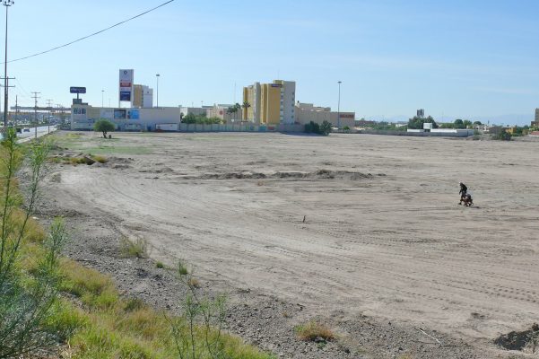 Así luce, sin movimiento, el terreno que debería albergar obras de construcción de un nuevo centro comercial; del que se anunció una inversión mayor a los 500 millones de pesos.