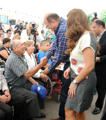Diversos beneficios a adultos mayores y personas con discapacidad entregaron ayer el gobernador Rubén Moreira y la presidenta honoraria del DIF Coahuila, Alma Carolina Viggiano.