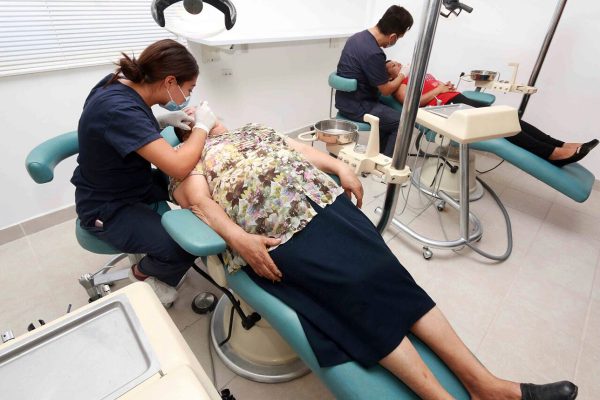 Para favorecer la salud dental de la población, la Universidad Autónoma de Coahuila celebró la apertura de una nueva clínica dental.