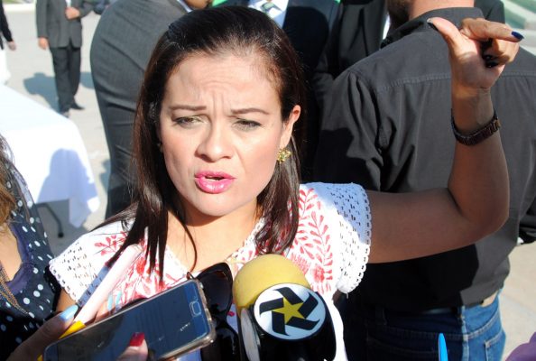 “Oaxaca nos necesita”, expresó angustiada la señora Gabriela Ortiz de Turan, quien es esposa del subsecretario de Seguridad en aquella entidad y quien encabeza uno de los centros de acopio en Torreón. En la Plaza Mayor se instala centro de acopio para ayudar a los hermanos de Oaxaca. Ya empiezan a llegar los primeros apoyos para la gente de Oaxaca Y Chiapas en el centro de acopio ubicado en la Plaza Mayor de Torreón.
