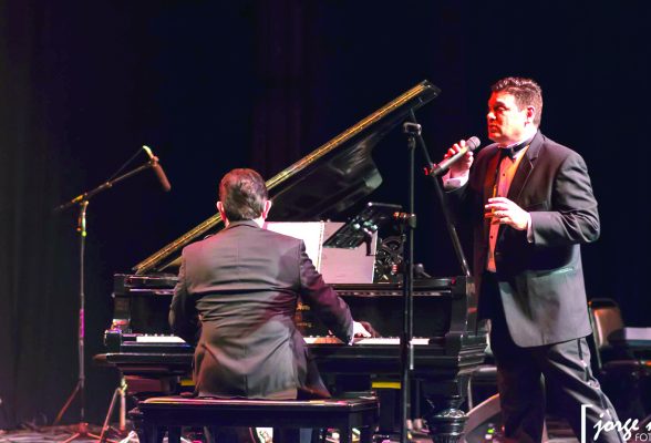 Una tarde romántica para recordar se vivió recientemente en el teatro Nazas con un programa musical que incluyó la actuación del pianista Edy Morales.