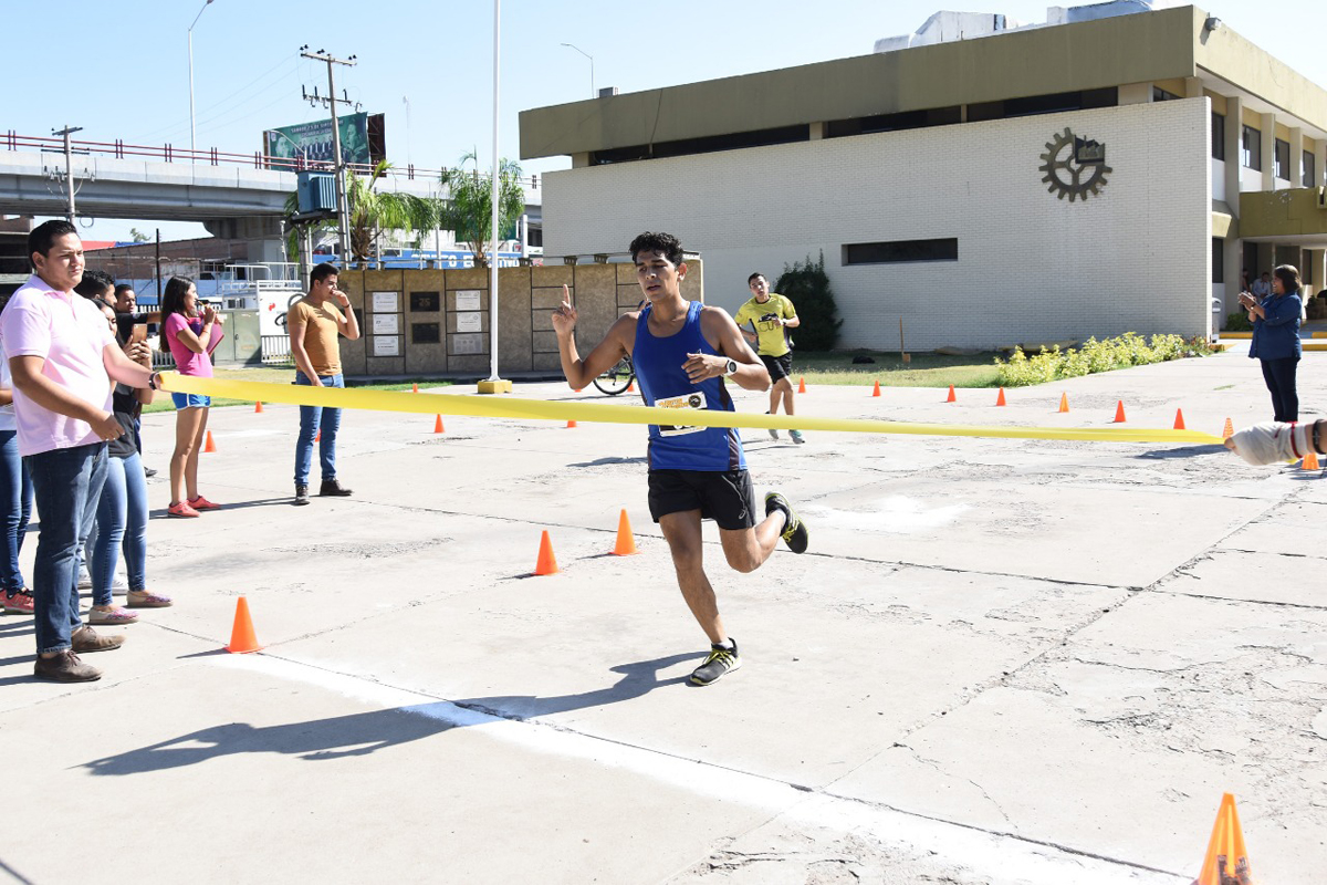 José Juan Silva, ganador absoluto de la carrera 3K Gatos Negros, registró un tiempo de 9:51.