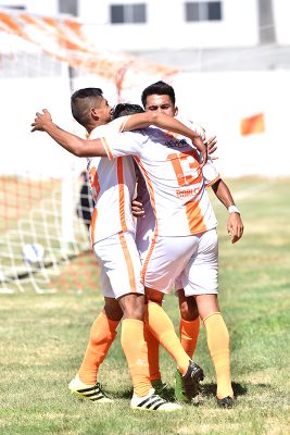 Aprovechando el paro en la Segunda División Premier, el equipo de Constructores sostuvo un partido amistoso ante Mazorqueros de Guadalupe Victoria.