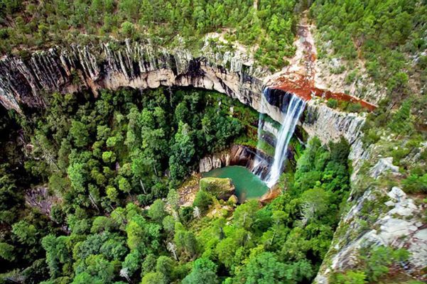 El Salto del Agua Llovida, ofrece una majestuosa cascada azul turquesa que cuenta con cien metros de caída libre, sus guacamayas y paredes de piedra son de las más bonitas de la sierra.