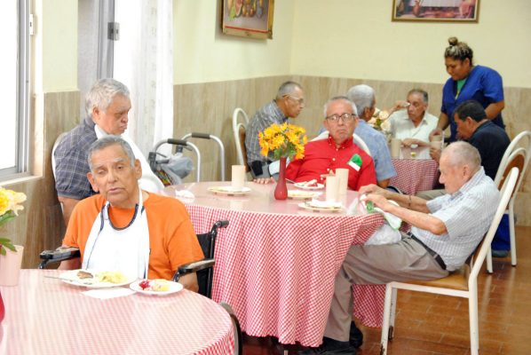 La Casa del Anciano ‘Doctor Samuel Silva’ es el hogar permanente de más de 110 ancianos que diariamente reciben albergue, alimento, cuidado médico y hospitalario.
