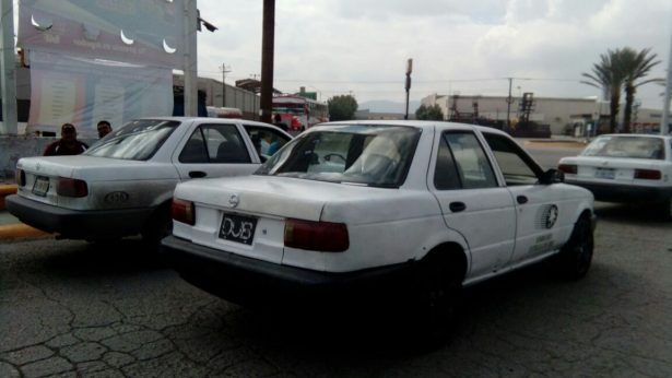Chatarras y sin placas, los taxis presentan esta imagen ante el usuario, quien ya se cansó de viajar en este tipo de transporte que ofrece la mínima seguridad y garantías.