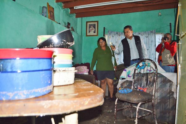 Al recorrer la colonia Victoria, que resultó inundada a consecuencia de la lluvia torrencial del martes por la tarde, el alcalde Jorge Luis Morán lamentó no poder contar ahora con la ayuda material del Fonden que hace meses fue asegurada por una falsa denuncia promovida con tintes políticos.