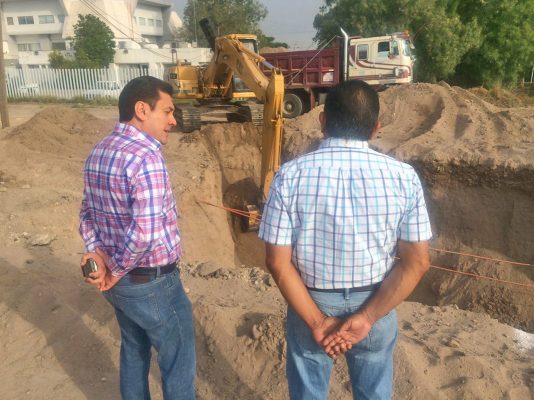 Supervisó el gerente general del SIMAS, Xavier Herrera, la introducción de la tubería de la nueva línea sanitaria que desalojará las aguas residuales de colonias del norte.