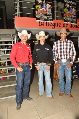 Los brasileños Washington Venancio y Valdomiro Rodríguez, así como el texano Sack Siman, forman parte del grupo de 20 jinetes de Cuernos Chuecos que se presentan este sábado en el Coliseo Centenario de Torreón.