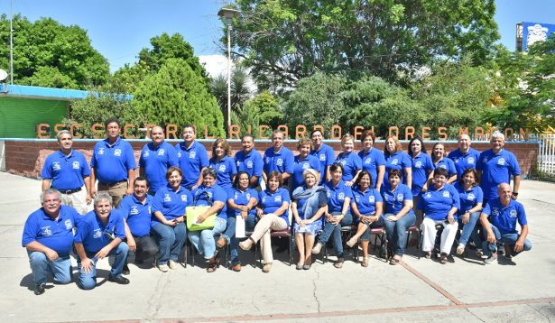Para la foto del recuerdo posaron los alumnos que hace cuarenta años egresaron de la Escuela Federal Ricardo Flores Magón.