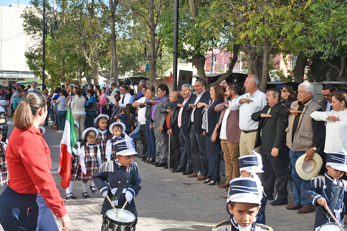 Realizan en Querétaro desfile conmemorativo a la Revolución Mexicana Realizan en Querétaro desfile conmemorativo a la Revolución Mexicana