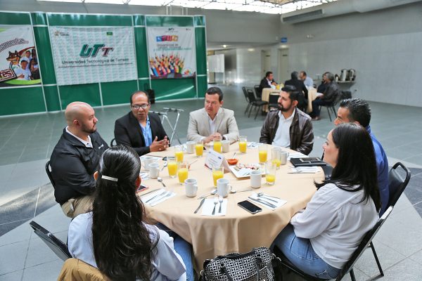 La comitiva de CACEI conformada por 13 evaluadores dio inicio a la jornada del viernes con una reunión con empresarios y empleadores, quienes tienen vinculación con la UTT.