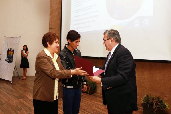 El rector de la Universidad Autónoma de Coahuila, Blas José Flores Dávila reconoció el trabajo realizado en del Instituto de Ciencias y Humanidades durante la gestión de Ángeles Magallanes como directora.