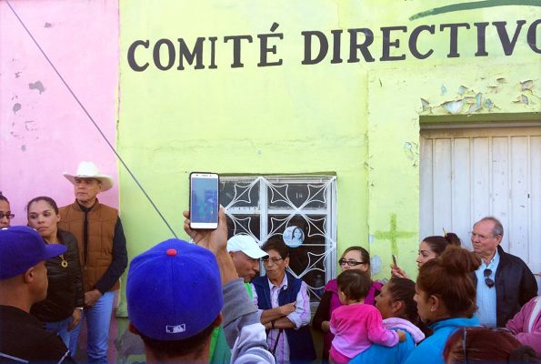 Afuera de las oficinas municipales del PRI, se congregaron representantes de sectores, organizaciones y militantes priistas para impedir que Marisol Peña, rindiera protesta como nuevo líder del partido.