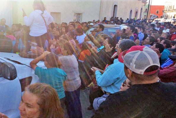 Cuando menos 400 priistas de este municipio impidieron ayer que Marisol Peña Rodríguez, diputada, rindiera protesta como presidente del CDM del PRI, por lo que el acto se suspendió.