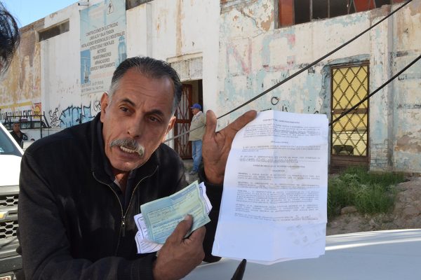 El representante de quienes tenían arrendadas las 55 bodegas que se ubican al interior del despepite mostró sus contratos de arrendamiento y los pagos realizados, calificando este acto como una acción fuera de toda legalidad.