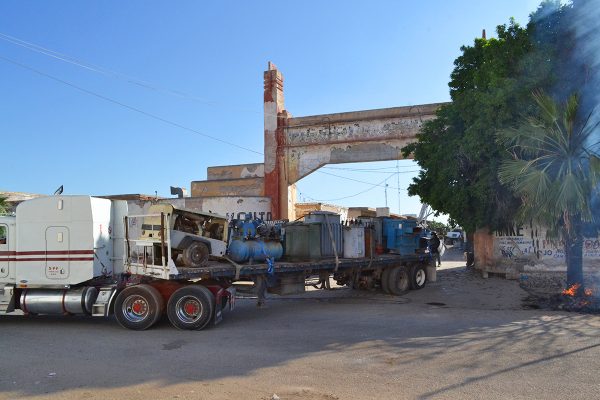 En tráileres se movilizó y lograron sacar lo que había en el interior de las bodegas del despepite desalojado.