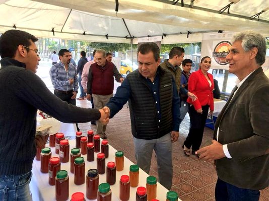 Familias beneficiadas con proyectos productivos de INAES expusieron la diversificación que han logrado de su materia prima primaria, como el caso de la miel.