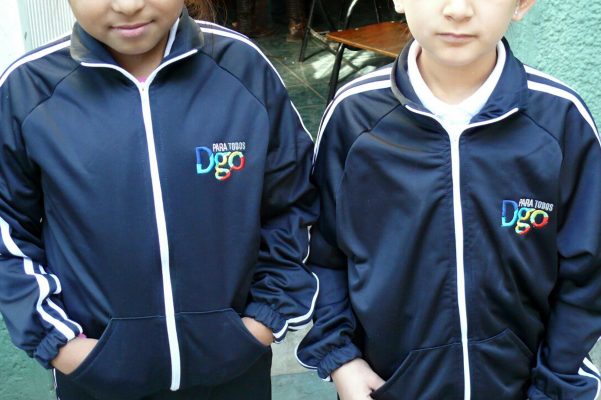 Así mismo se descartó que sean uniformes oficiales, dado que los cerca de 125 mil unidades que se hicieron llegar a los once municipios de La Laguna ya fueron entregados de manera individual a igual número de alumnos.
