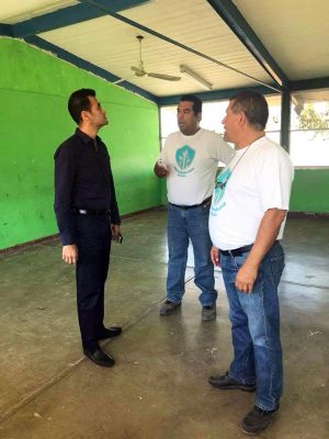 El subsecretario de Educación en la región lagunera de Durango, Cuitláhuac Valdés estuvo con los representantes de la compañía para dar un mensaje a los padres de familia que apoyaron en este arranque con la pinta de su centro educativo.