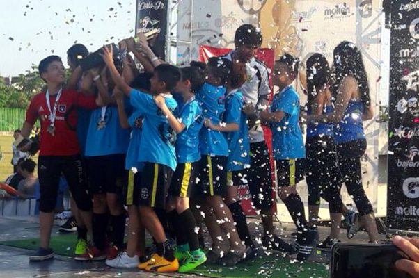 Así festejó el representativo de CEFOJUR al recibir su trofeo y medalla de campeones de la Copa Mazatlán.