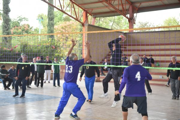 Este lunes solo se pudieron desarrollar dos juegos varoniles de las edades 70 y más en el parque Los Fundadores.
