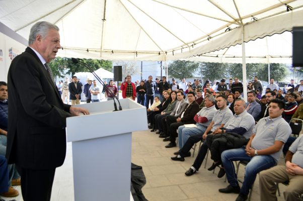 Uniformes para mil 200 choferes del transporte urbano entregó ayer el alcalde Jorge Zermeño Infante.