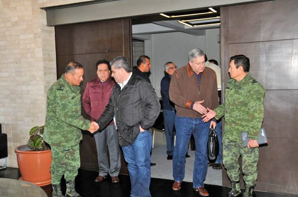Autoridades estatales encabezadas por el gobernador Miguel Ángel Riquelme y mandos militares durante la reunión del Grupo de Coordinación Operativa celebrada ayer.