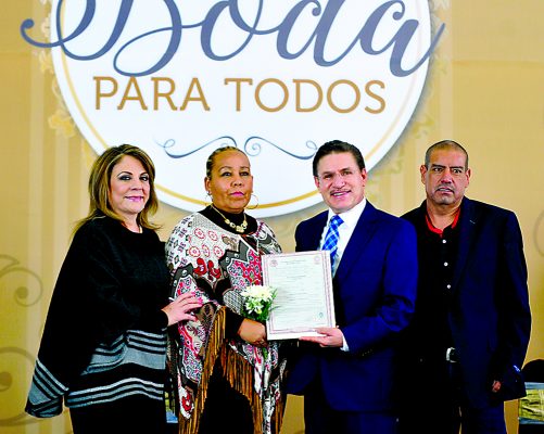El gobernador del estado de Durango, José Rosas Aispuro Torres y su esposa Elvira Barrantes de Aispuro presidieron la ceremonia de enlace de más de mil 200 parejas.