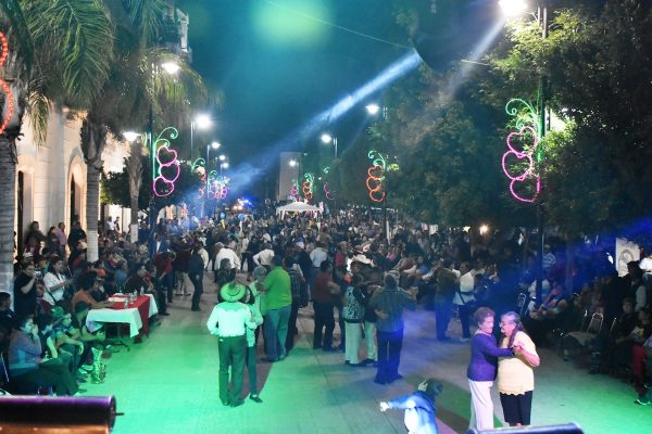 La alcaldesa María Luisa González Achem encabezó la actividad por el Día del Amor y la Amistad, en donde se vivió un ambiente de fiesta y convivencia familiar.